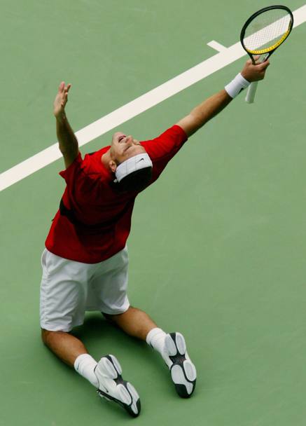 1 febbraio 2004: a pochi mesi dal trionfo di Wimbledon Roger vince anche gli Australian Open battendo in finale Marat Safin (Ap)